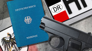 Reichsbürger Pass Nummernschild und Waffe Symbolfoto *** Empire citizens passport number plate and - Copyright: imago/Christian Ohde - imago/Christian Ohde